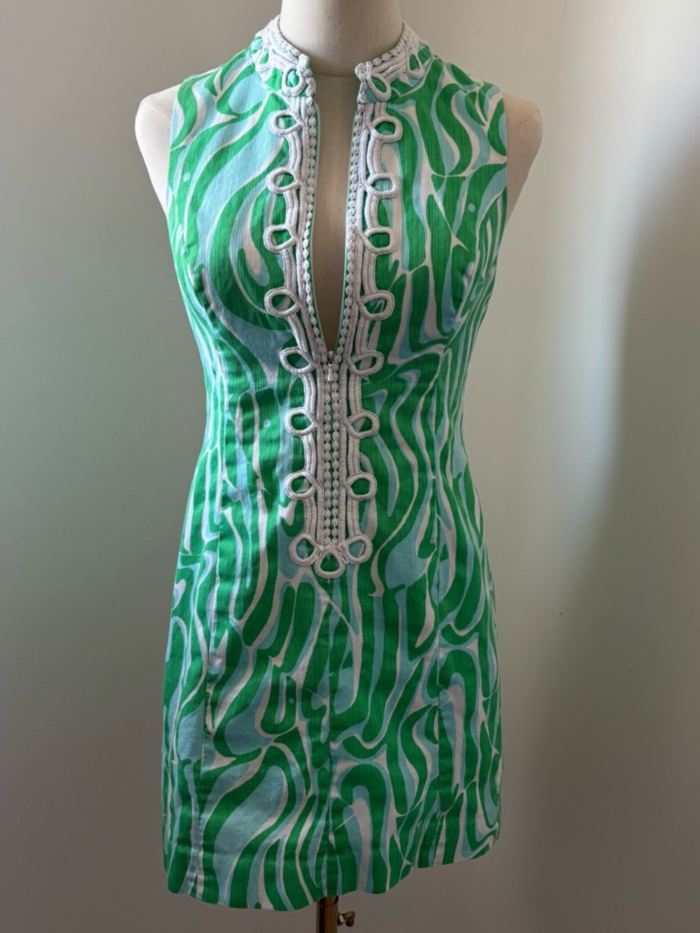 Sleeveless Green Wave-Print Shift Dress with Decorative Trim - Picture 2 of 14